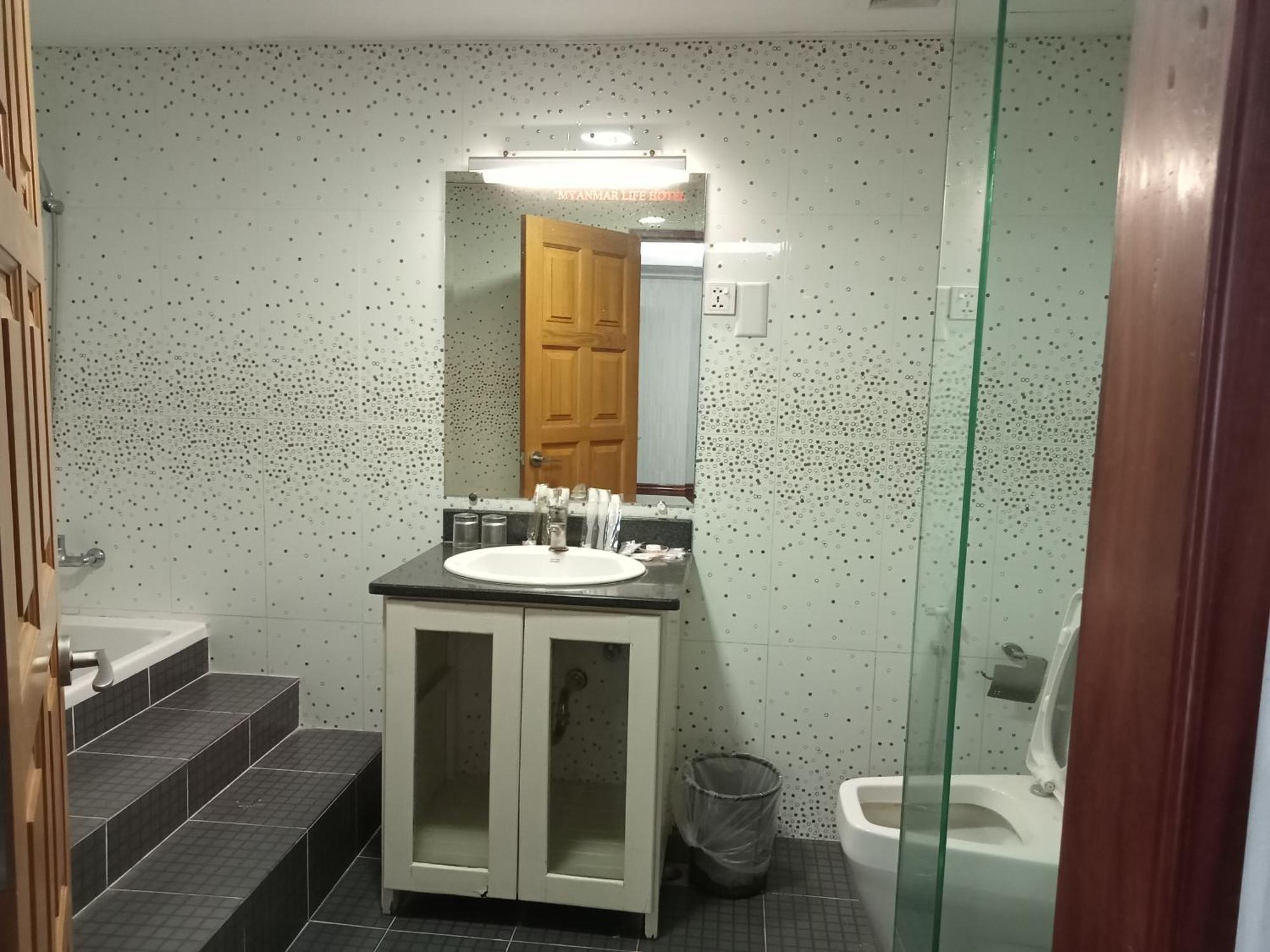 Myanmar Life Hotel Янгон Екстер'єр фото